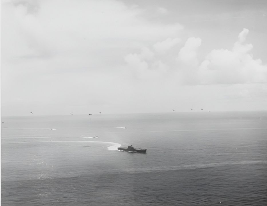 Ảnh chụp từ máy bay từ Hornet cho thấy Enterprise và các tàu khu trục thuộc Lực lượng Đặc nhiệm 16 đang cơ động trong cuộc tấn công trên không từ máy bay Nhật. (NHHC)