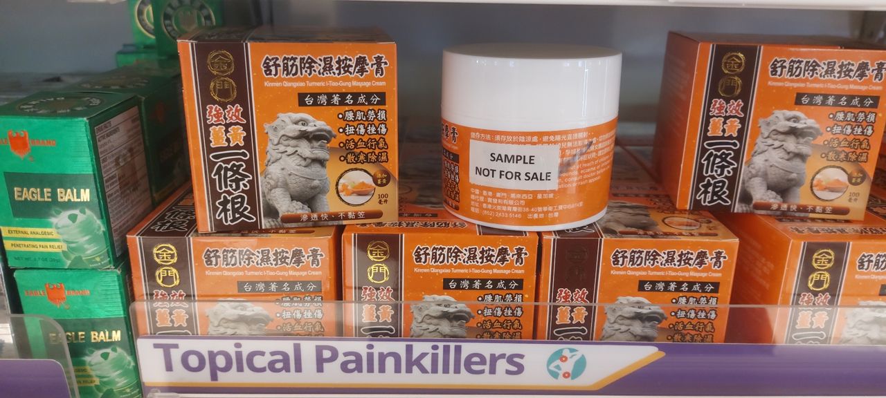 Dầu gió nghệ, mẹ mình mê loại này lắm nhưng toàn nhờ mấy dì mua, nay con gái mới có dịp mua cho mẹ.