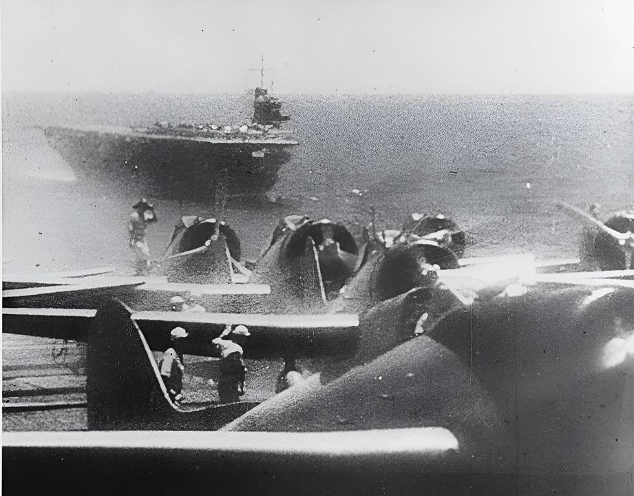 Máy bay ném bom bổ nhào Type 99 (Val) chuẩn bị cất cánh từ tàu sân bay Akagi trong đợt tấn công thứ hai. Con tàu ở phía sau là tàu sân bay Soryu. (NHHC)