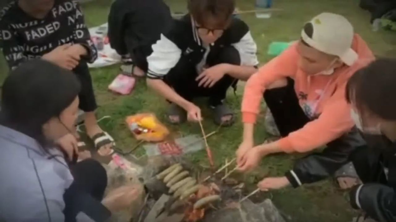 Chúng tôi bên bếp lửa trại.