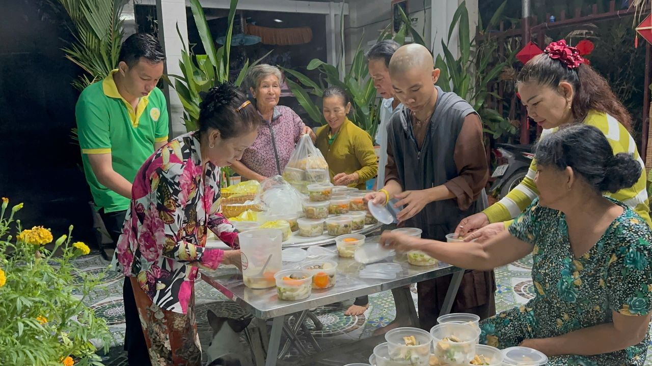 Ảnh mọi người tất bật những suất Nui chay nóng hổi kỳ bếp 100