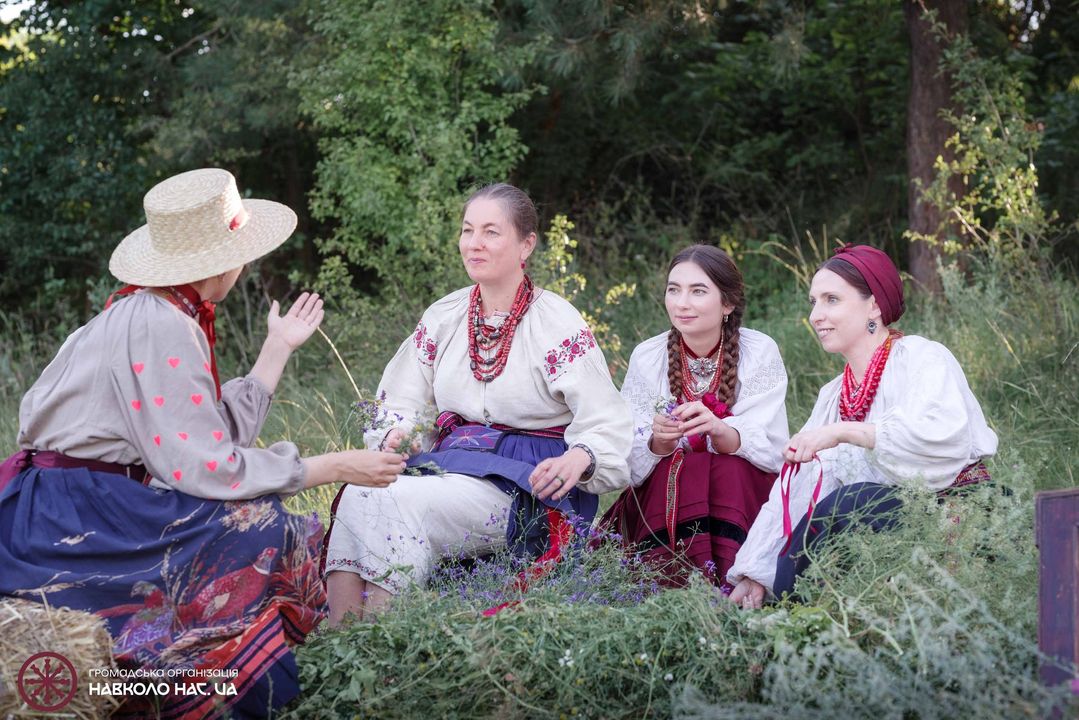 Kết vòng hoa cỏ trong lễ hội Ivana Kupala, năm 2025