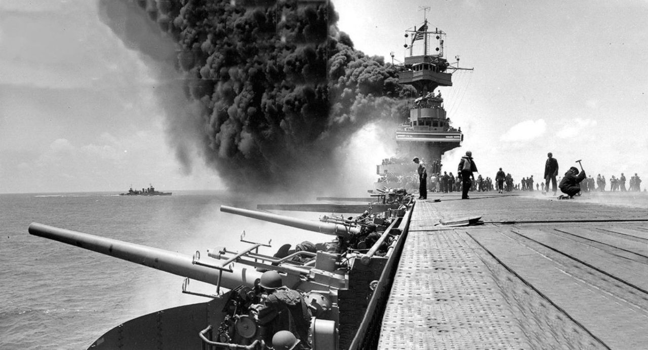 Tàu sân bay USS Yorktown sau khi trúng đạn pháo của hải quân Nhật