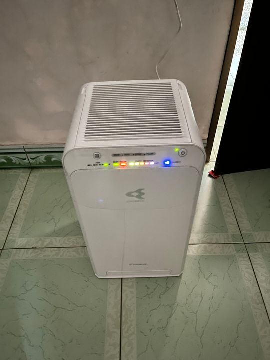 Không dàn dựng, chạy nguyên 1 đêm ở cơ chế gió to nhất vẫn đỏ lòm. Khổ thật sự. Phải để cửa hé ra 1 chút cho thông khí