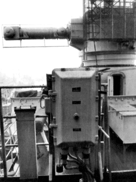 Cánh phải của một trong hai máy đo khoảng cách quang học 10,5m của Bismarck. Đây là máy đo phía sau, được gắn trên đỉnh tháp chỉ huy pháo binh phía sau của thiết giáp hạm. Gắn liền với nó là ăng-ten 'giường sắt' của radar FuMO 27.