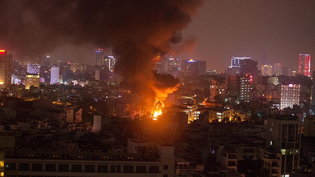 <i>Ngọn lửa đám cháy sáng bừng giữa lòng Sài gòn</i>