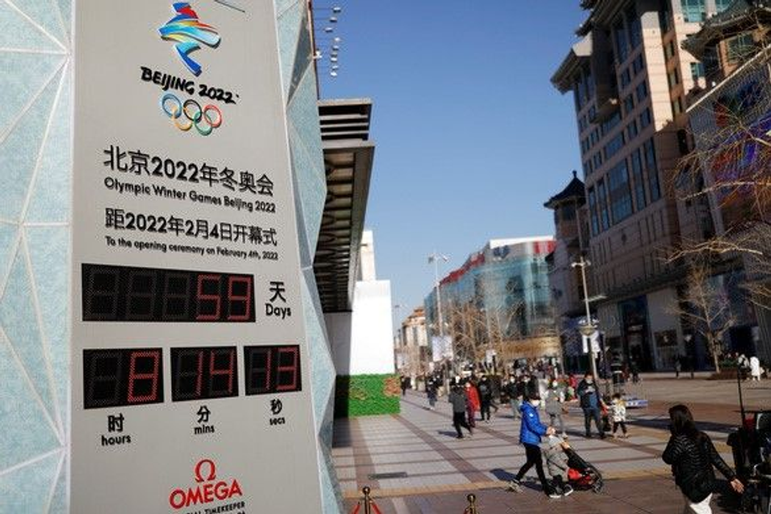 Đồng hồ đếm ngược đến Olympic Bắc Kinh 2022. Sự kiện này bị ảnh hưởng bởi các quyết định tẩy chay ngoại giao từ Mỹ và một số quốc gia khác do lo ngại về vấn đề nhân quyền tại Trung Quốc. Ảnh: <i>Cựu Chiến Binh Việt Nam</i>