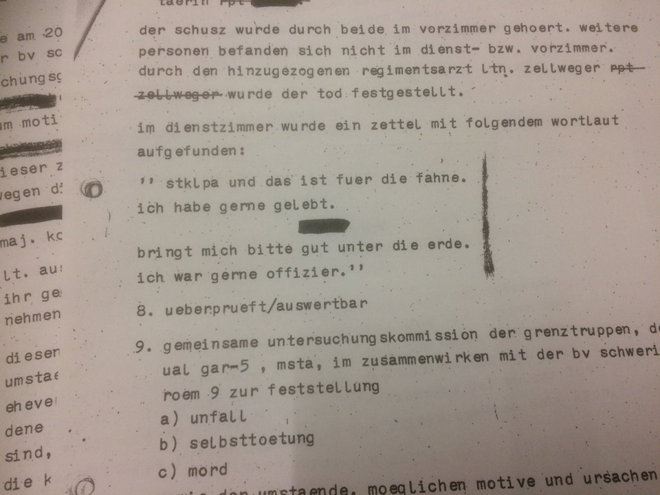 Ảnh trên là một báo cáo của Bộ an ninh quốc gia (Stasi) về vụ một thiếu tá biên phòng đã tự sát tại Trung đoàn huấn luyện biên giới ở Glöwen (Brandenburn) vào tháng 5, 1988. 
Trong ảnh trên, nội dung tóm lược của thư tuyệt mệnh như sau: <i>STKLPA [viết tắt của Chỉ huy trưởng kiêm Trưởng ban chính trị] và điều này là vì lá cờ. Tôi đã sống rất vui vẻ. Hãy chôn cất tôi tử tế. Tôi rất tự hào khi làm sĩ quan.</i>