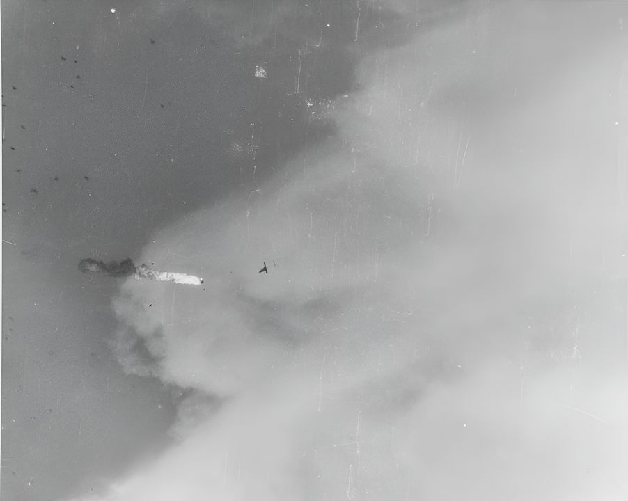 Một máy bay Nhật Bản đang bốc cháy trong cuộc tấn công vào buổi trưa nhằm vào TG 58.2, trong bức ảnh được chụp từ tàu sân bay hạng nhẹ Monterey (CVL-26). (NHHC)