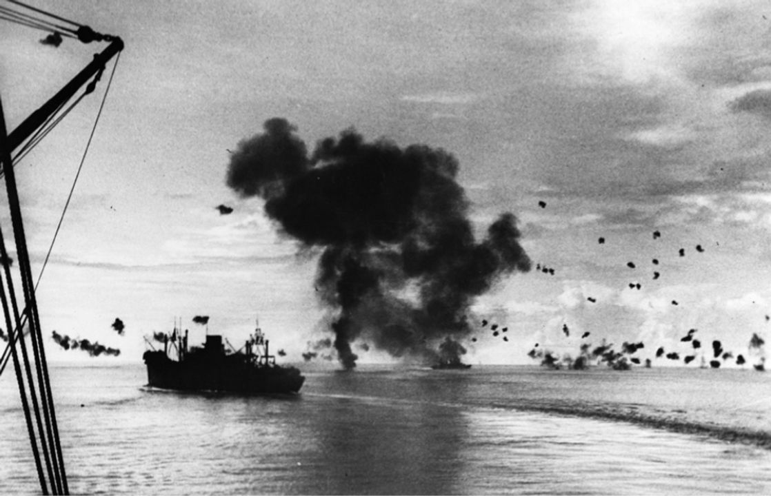 Vào ngày 12 tháng 11 năm 1942, Hải quân Đế quốc Nhật Bản lại thực hiện một cuộc tấn công ngư lôi ở độ cao thấp nhằm vào các tàu Hải quân Mỹ gần Lunga Point. Kết quả tương tự như ngày 8 tháng 8, khi 11 trong số 16 máy bay ném bom tham gia tấn công (thuộc Không đoàn (Kokutai) 703, 705 và 707) bị bắn rơi bởi máy bay tiêm kích hoặc hỏa lực phòng không. Trong bức ảnh này, được chụp từ tàu USS President Adams (AP-38), tàu USS President Jackson (AP-37) đang cơ động tránh cuộc tấn công. Phía trước các tàu vận tải, tàu tuần dương hạng nặng San Francisco đang cháy ở phần đuôi sau khi một chiếc G4M bị phá hủy đâm trúng nó. (NHHC)