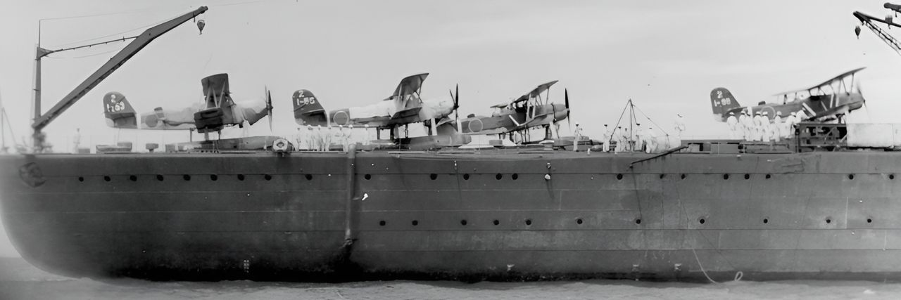 Nhiều phi công H8K đã được huấn luyện hoặc từng phục vụ chiến đấu trên các máy bay H6K đời trước trước khi chuyển sang điều khiển loại thuyền bay này. Số khác từng lái các loại thủy phi cơ trinh sát trên bờ hoặc trên tàu như Kawanishi Loại 94 (E7K1 và E7K2), được chụp tại boong tàu tiếp tế thủy phi cơ Mizuho ngoài khơi Thanh Đảo (Tsingtao), Trung Quốc, năm 1939. (NH82456, NHHC)