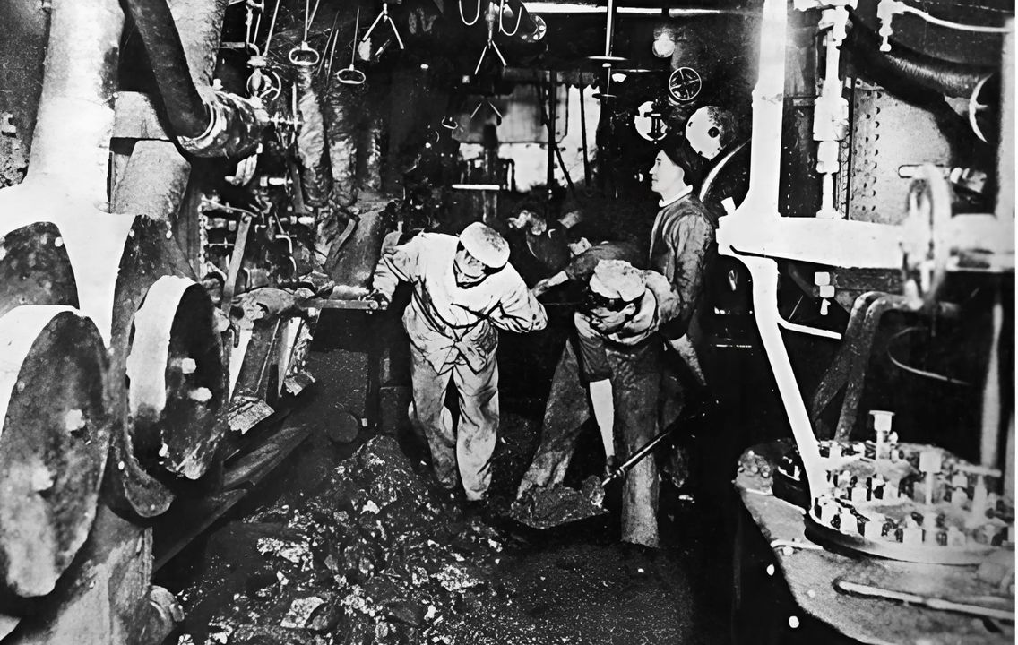 Trong khi đang đi chuyển, phòng nồi hơi của một thiết giáp hạm dreadnought giống như một địa ngục, tràn ngập tiếng ồn, hơi nóng và bụi than ngột ngạt. Sự phụ thuộc của các dreadnought vào than chấm dứt khi chuyển sang dầu đốt, được sử dụng bởi các thiết giáp hạm cao tốc lớp Queen Elizabeth. Tuy nhiên, điều này đồng nghĩa với việc phải nhập khẩu dầu, thay vì sử dụng loại than antraxit chất lượng cao sản xuất trong nước.