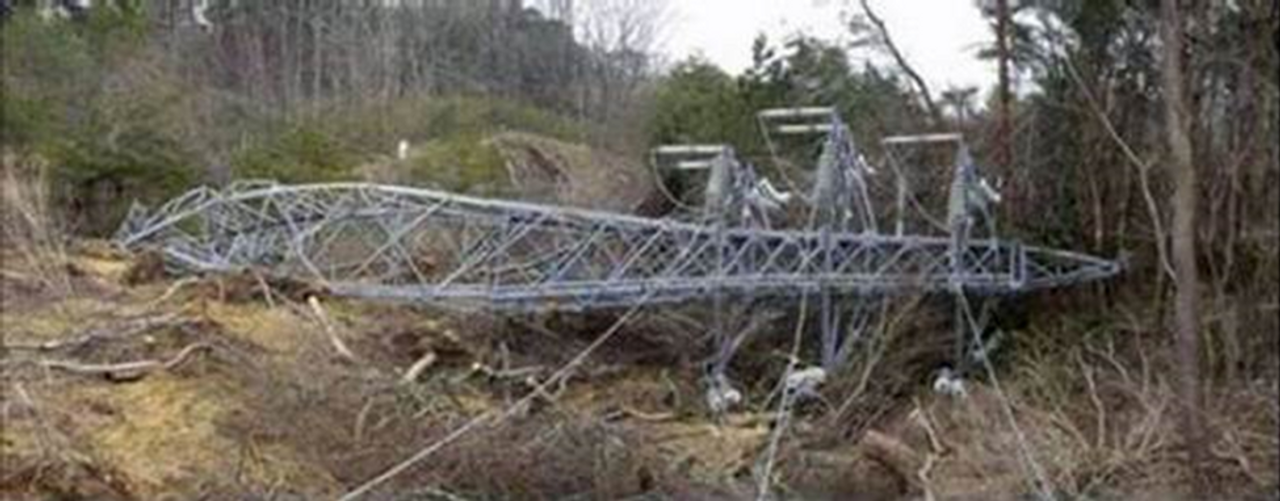 Cột điện đổ bên ngoài Fukushima Daiichi. Ảnh: Asahi Shimbun/TEPCO 