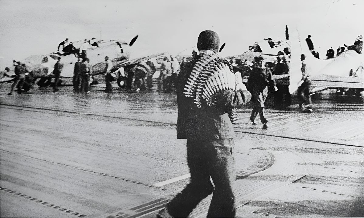 Cảnh trên sàn bay của Enterprise vào ngày 1 tháng 2 năm 1942, trong cuộc không kích vào quần đảo Marshall do Nhật Bản chiếm đóng. Chú ý các dây đạn cỡ 0.50 inch được phi hành đoàn mang theo ở phía trước. Các máy bay ở phía sau là một phần của phi đội Douglass SBD-3 Dauntlesses trên tàu sân bay. (NHHC)