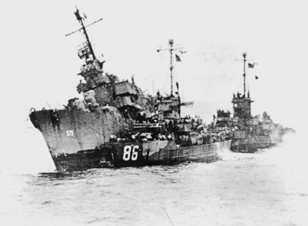 William D. Porter (DD-579) được các tàu LCS(L)-86 và 122 trợ giúp trước khi chìm tại Trạm Cảnh giới Radar số 15A. (NARA 80G 490024)