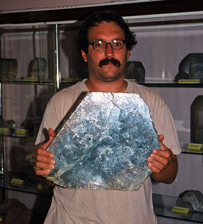 tấm topaz khổng lồ màu xanh lam trong Bảo tàng Đá quý. Ảnh của M. Bienkowska.