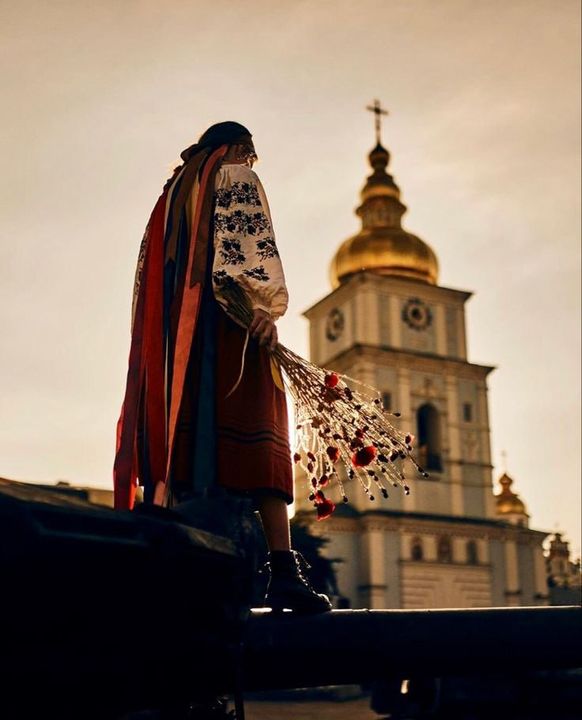 Vyshyvanka, kiến trúc Cossacks Baroque và hoa thuốc phiện