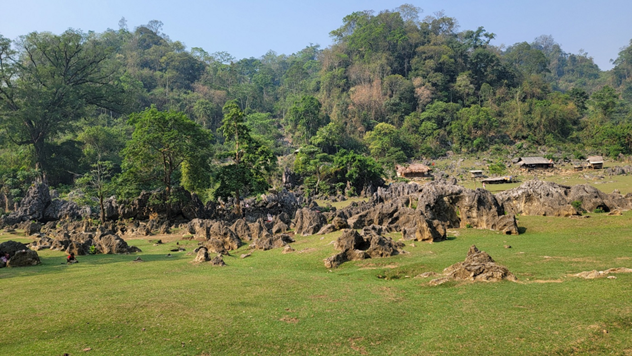 <i>Mấy gốc đá đủn đất chui lên, lô nhô khắp chốn</i>