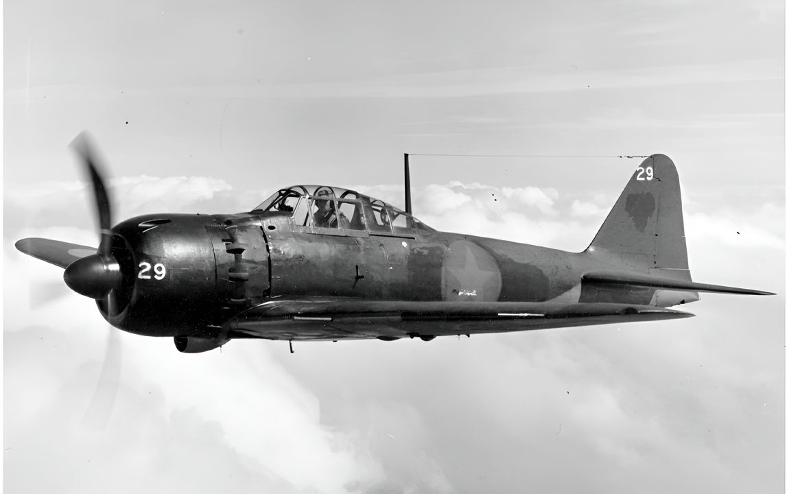 Đến tháng 6 năm 1944, Hải quân Nhật vẫn chưa thể trang bị một loại tiêm kích tàu sân bay mới. A6M5 Zero là phiên bản cải tiến nhẹ của mẫu máy bay đầu chiến tranh A6M2, với động cơ cải tiến giúp tăng tốc độ tối đa đôi chút, song vẫn hoàn toàn lép vế trước F6F Hellcat của Mỹ. Chiếc trong ảnh được thu giữ tại đảo Saipan và sau đó thử nghiệm bởi người Mỹ. Phiên bản A6M2 được dùng tại trận Biển Philippine như máy bay tiêm kích-ném bom, có thể mang bom 550 lb. ( NHHC)