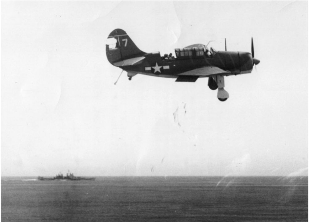 Một chiếc Helldiver bị hư hại từ VB-15 đang chuẩn bị hạ cánh lên tàu sân bay Essex mặc dù một phần lớn của vây đuôi đứng đã bị bắn rơi bởi hỏa lực phòng không của Hải quân Đế quốc Nhật Bản. Từ tháng 5 đến tháng 11 năm 1944, "Bombing 15" đã tấn công các căn cứ và tàu thuyền của Nhật Bản tại quần đảo Mariana, Palau, Đài Loan, Okinawa và Philippines, nhiều lần giao tranh với các xạ thủ của Hải quân Đế quốc Nhật Bản. Phi đội này được ghi nhận đã đánh chìm hoặc làm hư hại một lượng lớn tàu thương mại và tàu chiến của Nhật Bản. (Naval History and Heritage Command, Photo Archives, Naval Subject Collection)