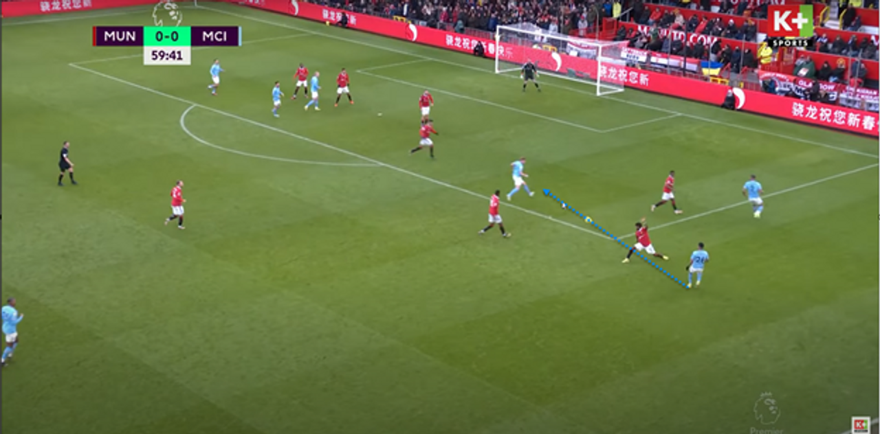 Mahrez chuyền vào đó cho De Bruyne