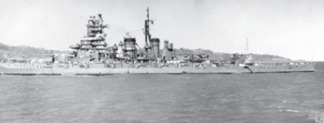 Tàu Kirishima đậu ngoài khơi Amoy, Trung Quốc, ngày 21 tháng 10 năm 1938, được chụp từ một tàu khu trục Mỹ. Góc nhìn này cho thấy rõ hai tháp pháo đôi 14 inch/45 phía trước, hai tháp pháo 14 inch/45 phía sau đang hướng về phía mạn phải, và bảy khẩu pháo 6 inch/50 bên mạn trái trong các lô cốt. Lưu ý các bộ chỉ huy hỏa lực pháo chính được lắp trên đỉnh cấu trúc thượng tầng phía trước và trên cấu trúc thượng tầng nhỏ phía sau ống khói thứ hai.