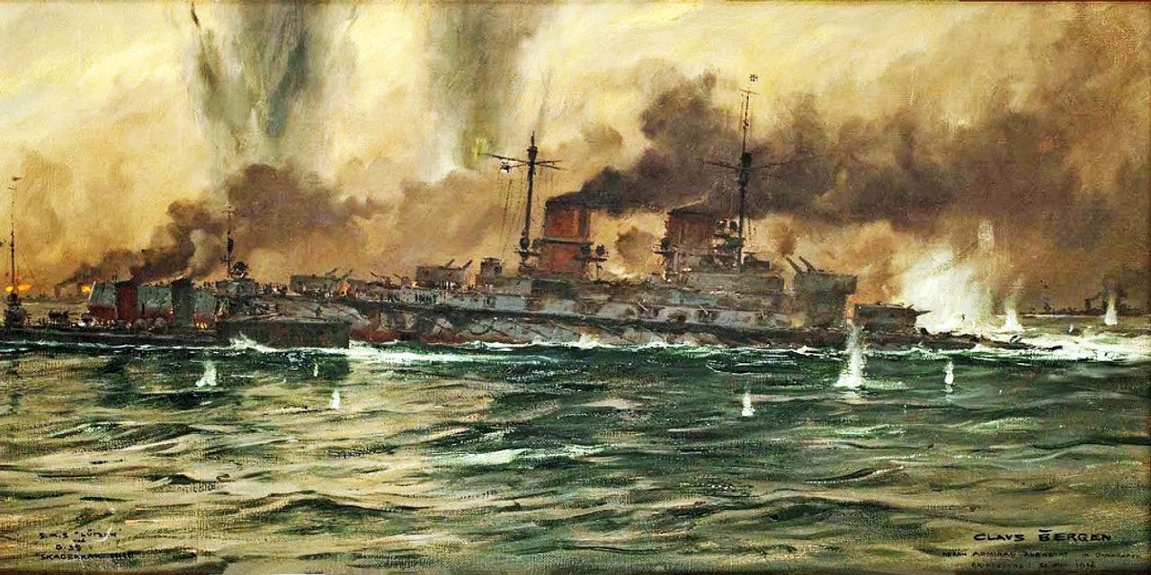 Với mũi tàu SMS Lutzow ngập đầy nước biển, còn tàu giờ đây không còn khả năng duy trì tốc độ chiến đấu nữa, chỉ có thể điều khiển chậm chạp và rất khó khăn. Tàu phóng lôi G-39 đã được lệnh đi cùng để đưa Vizeadmiral Hipper và đội ngũ của ông lên tàu, và chuyển họ sang một thiết giáp tuần dương khác vẫn còn khả năng chiến đấu. Trận chiến vẫn tiếp tục diễn ra xung quanh và con tàu đang trong tình trạng nguy hiểm sắp bị phá hủy hoàn toàn. Lutzow trở thành thiết giáp tuần dương hạm duy nhất của Đức bị mất trong trận Jutland (Claus Bergen.)