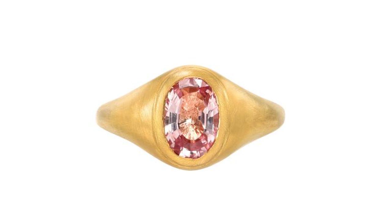 Nhẫn làm thủ công của Darius bằng vàng vàng 18 karat Vàng với viên sapphire Padparadscha 1,10 carat. Ảnh: Darius.