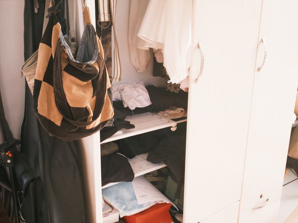 Chiếc tủ đồ bị gió thổi bay mất một cánh cửa...