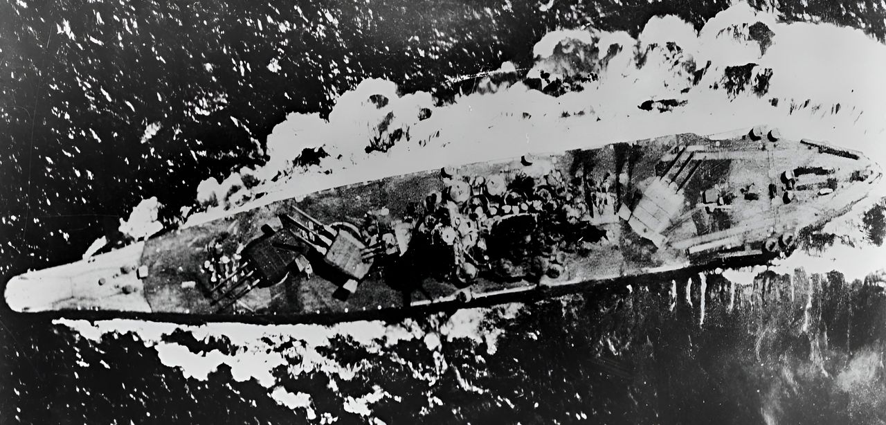 Yamato bị tấn công vào ngày 26 tháng 10 năm 1944 trong lúc rút lui qua Biển Sibuyan. Trong bức ảnh chụp từ trên cao rất rõ nét này, do một máy bay B-24 Liberator thuộc Phi đoàn Ném bom 424 (BS), Liên đoàn Ném bom 307 (BG) thực hiện, kích thước đồ sộ của các tháp pháo chính cỡ 18,1 inch được thể hiện rõ ràng. Những khẩu pháo này có thể bắn đạn phòng không cháy Type 3 nhằm vào các máy bay ném bom bay cao như B-24, tuy nhiên trên thực tế loại đạn này tỏ ra hoàn toàn không hiệu quả khi đưa vào sử dụng. (Naval History and Heritage Command)