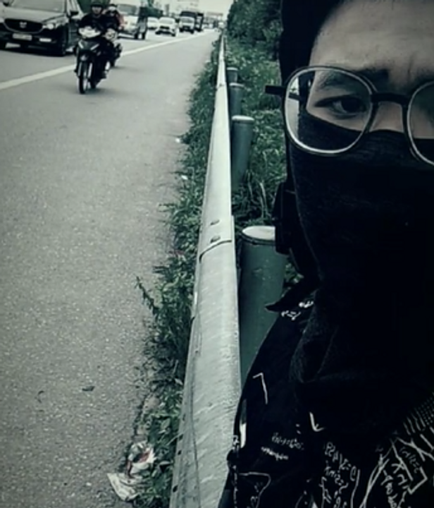 Tôi ăn mặc như ninja vừa đưa hàng trên cao tốc.