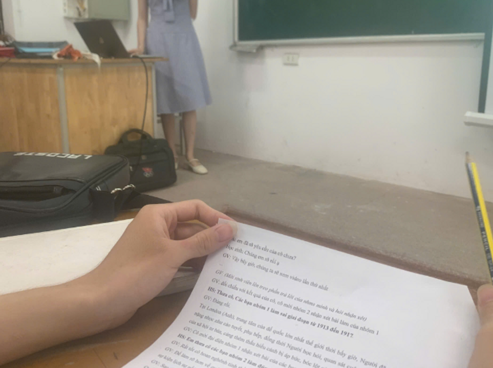 Giảng viên thực tập hay sao á. Khiến tôi áp lực khi cô ấy còn quá trẻ.