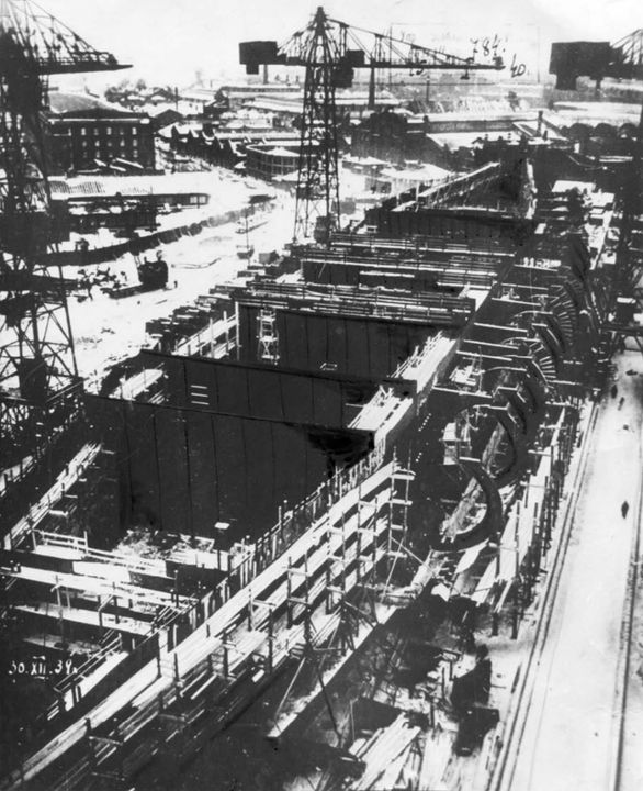 Thân tàu Sovetskii Soiuz đang được thi công tại Nhà máy Orzhonikidze (Baltic) ở Leningrad, tháng 12 năm 1939. Vào thời điểm này, nhiều vách ngăn ngang đã được lắp đặt, và hệ thống khung bảo vệ dưới nước kiểu Pugliese có thể được nhìn thấy rõ ràng. (Bộ sưu tập của Boris Lemachko)