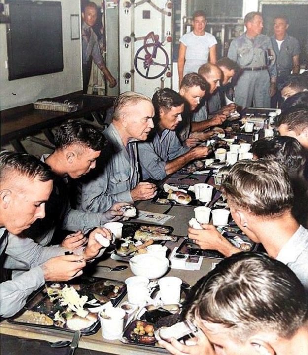 Đô đốc Halsey dùng bữa tối với thủy thủ đoàn trên tàu USS New Jersey (BB-62) vào ngày Lễ Tạ ơn, 23 tháng 11 năm 1944.