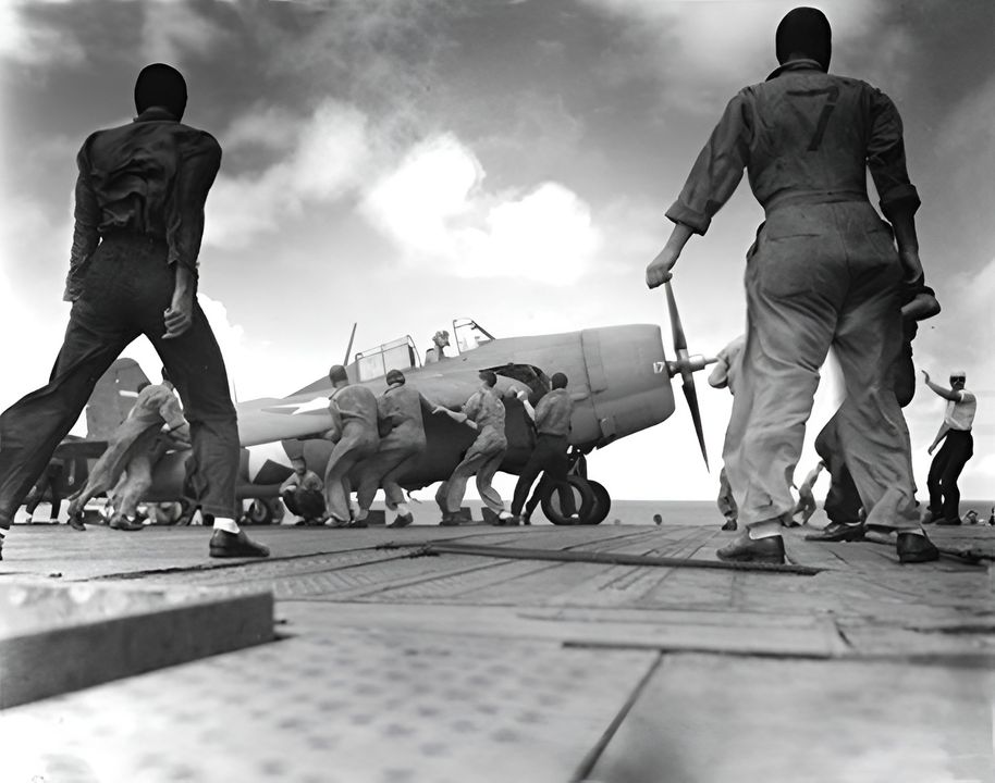 Một máy bay tiêm kích F4F Wildcat chuẩn bị phóng từ Enterprise vào ngày 24 tháng 10 năm 1942. Cảnh tượng này sẽ lập lại tương tự vào hai ngày sau đó trong trận Santa Cruz.