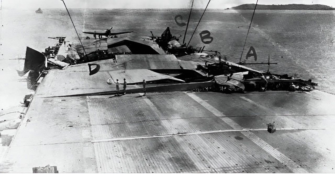 Vị trí của các quả bom trúng ở trên sàn bay của Shokaku. Trong đó có một quả bom rơi ở vị trí (D) bên mạn phải của con tàu, còn 3 quả (A), (B), (C) rơi bên mạn trái. Hai quả ở vị trí (B) và (C) phá hủy hoàn toàn khu vực pháo phòng không 5 inch ở phía sau con tàu.