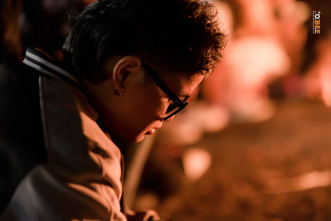 Tôi bên cạnh lửa trại.