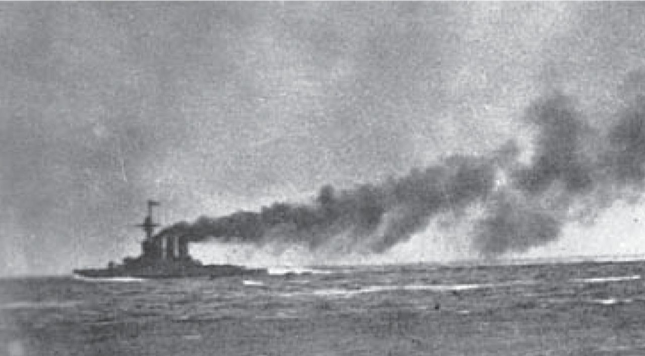 Ở phía xa, Tiger đang di chuyển với tốc độ cao trong giai đoạn cuộc truy kích về phía Bắc – giai đoạn thứ hai của trận Jutland. Trong giai đoạn này của trận đánh, con tàu chỉ trúng một phát đạn 11 inch do lực lượng Đức truy kích bắn trúng. (IWM SP 2878)