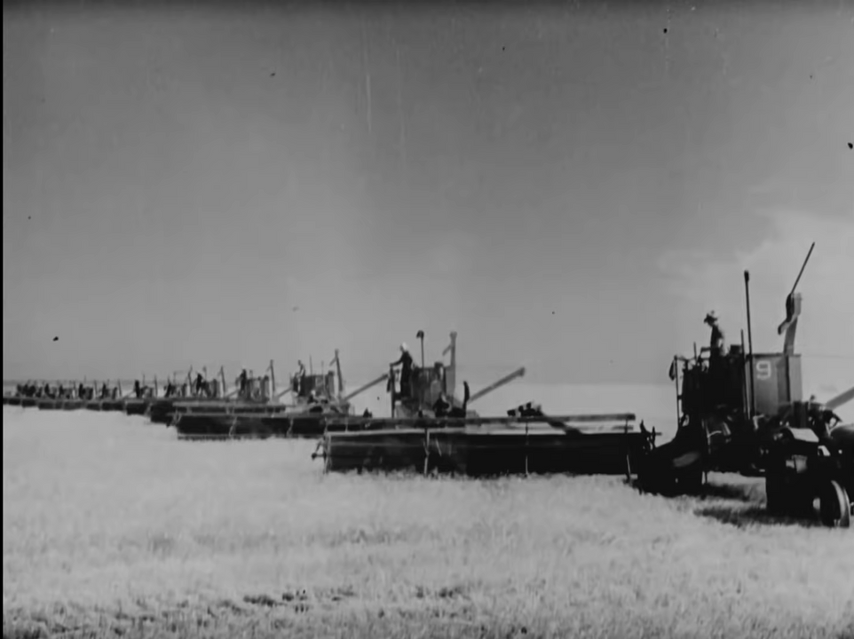 Một cánh đồng ở nước Mỹ vào giai đoạn thế chiến II (trích từ phim Why We Fight – War Come to America). Với nền sản xuất nông sản cơ giới hóa, Mỹ trở thành kho lương thực của cả phe Đồng minh trong thế chiến II, nhưng cũng vô tình biến các quốc đảo Thái Bình Dương thành những nước lệ thuộc vào Mỹ.

