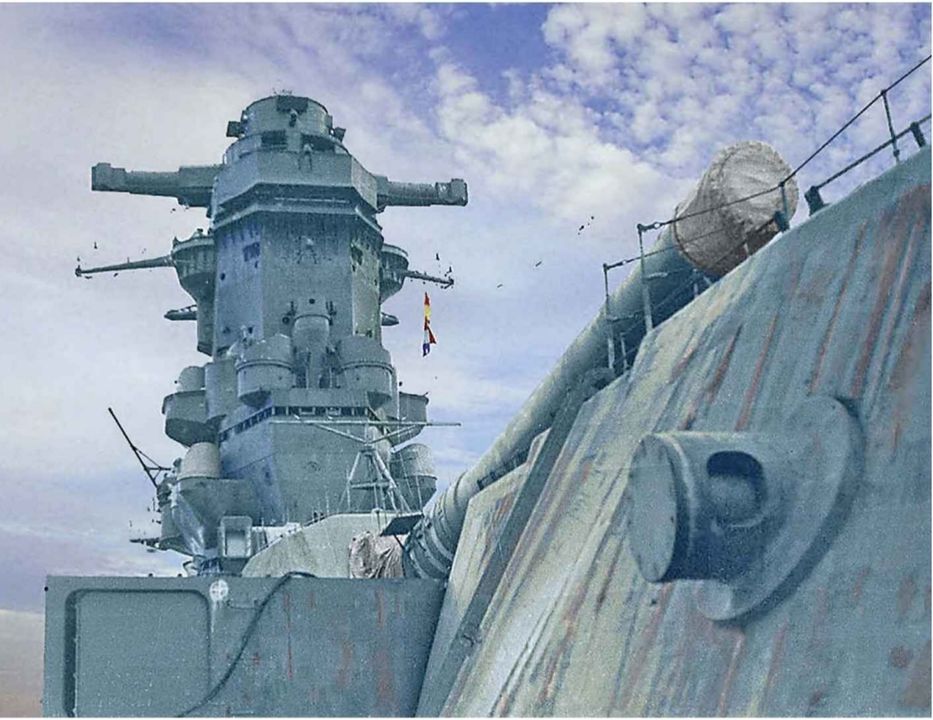 Đây là cận cảnh cấu trúc thượng tầng của Musashi vào tháng 6 năm 1943, nhìn từ bên cạnh Tháp pháo  18.1 inch số 1 của nó. Vật thể trên đỉnh cấu trúc thượng tầng là thiết bị điều khiển hỏa lực cho các khẩu pháo chính 18.1 inch, và bên dưới nó là máy đo tầm xa chính rộng 49,2 feet. Tầng dưới máy đo tầm xa chứa Trạm Chiến đấu Phòng không, nơi thuyền trưởng sẽ chỉ đạo các động tác cơ động của tàu trong cuộc tấn công trên không. Thiết bị trên mặt của cấu trúc thượng tầng là máy đo tầm xa điều hướng, trong khi các thiết bị ở hai bên là thiết bị điều khiển hỏa lực Type 95 cho các khẩu pháo 25mm.