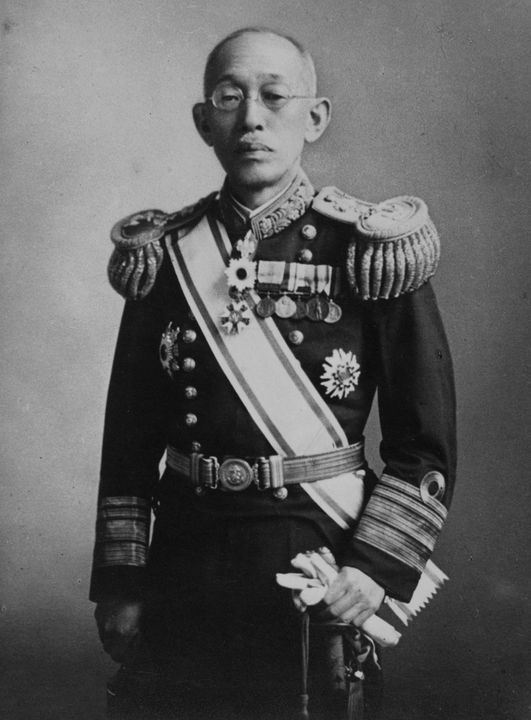 Trong giai đoạn giữa hai cuộc thế chiến, kiến trúc sư hải quân hàng đầu của Nhật Bản là Chuẩn Đô đốc Hiraga Yuzuru (1878–1943). Sau khi du học ngành thiết kế tàu chiến tại Anh, ông trở thành Giám đốc Kỹ thuật trưởng của Hải quân Đế quốc Nhật Bản, chịu trách nhiệm xây dựng hạm đội “Tám-Tám” (Eight-Eight). Chính Hiraga là người đã thiết kế các lớp Nagato, Kaga, Kii, Amagi và lớp số 13 gồm các “siêu thiết giáp hạm” và “siêu thiết giáp tuần dương hạm” của Nhật.