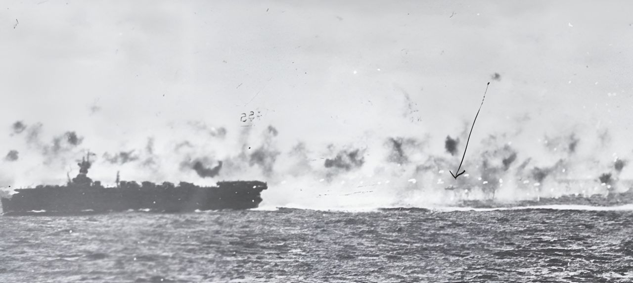 Các tàu sân bay tốc độ cao của Mỹ đã tấn công quần đảo Mariana do Nhật chiếm giữ vào đầu năm 1944 trong một chiến dịch trinh sát – tấn công kết hợp. Trong bức ảnh này, được chụp vào ngày 22 tháng 2, một máy bay ném bom Betty của Nhật ( hướng mũi tên) đang tấn công một tàu sân bay hạng nhẹ giữa làn đạn phòng không dày đặc.