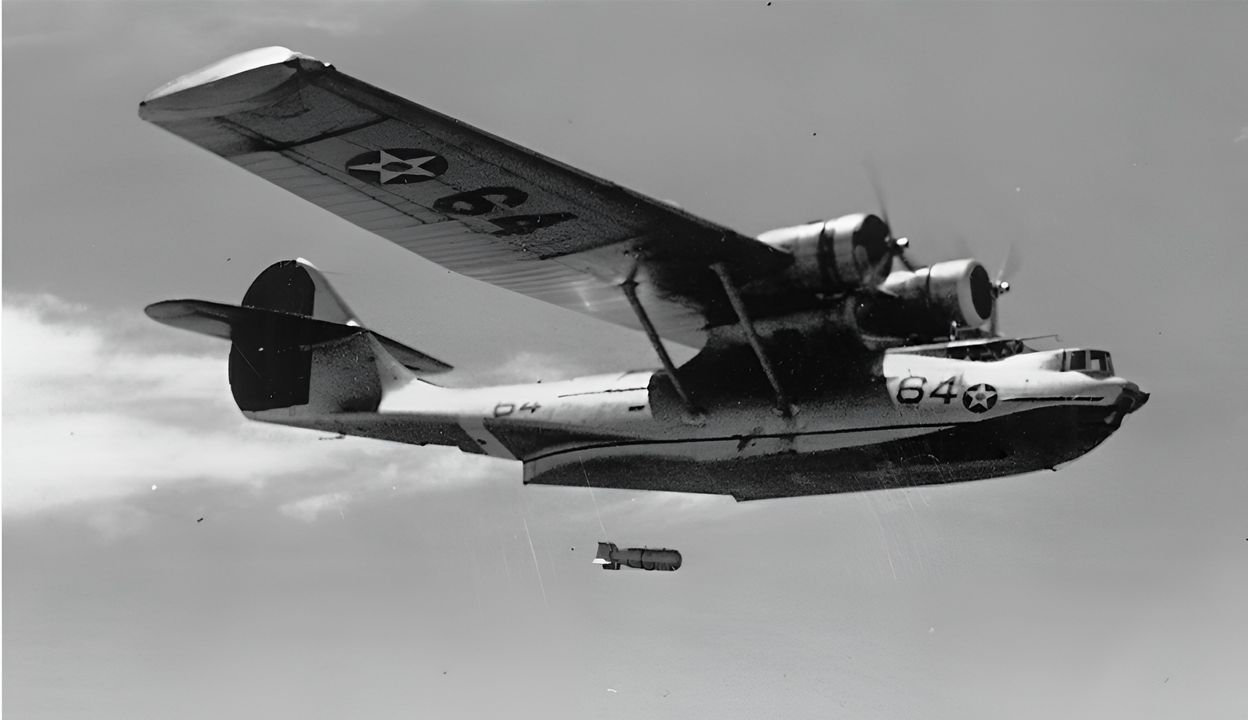 Máy bay trinh sát tầm xa tiêu chuẩn của Mỹ năm 1942 là PBY Catalina. Trong hai trận hải chiến tàu sân bay của chiến dịch Guadalcanal, PBY, hoạt động từ Espiritu Santo và các tàu tiếp liệu ở quần đảo Santa Cruz, đã hỗ trợ xuất sắc cho lực lượng tàu sân bay Hải quân Mỹ. Thật không may cho người Mỹ, lợi thế tiềm năng từ các báo cáo liên lạc của PBY đã bị lãng phí do các vấn đề liên lạc. (NHHC)