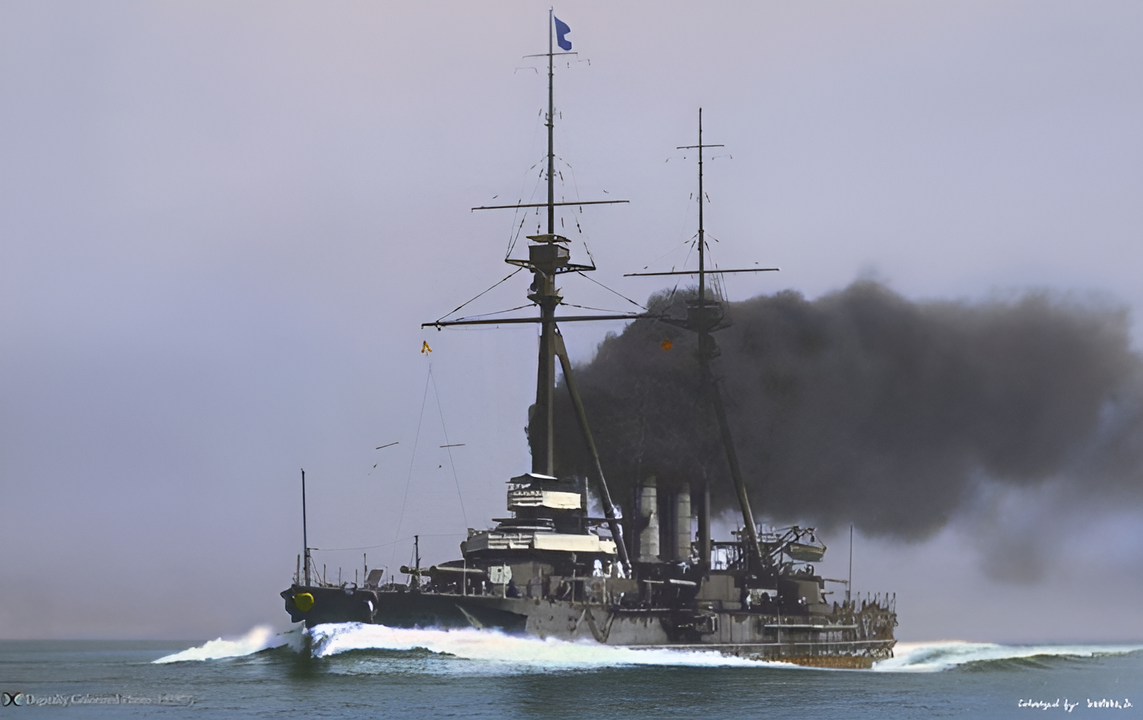 Thiết giáp hạm Settsu thuộc lớp Satsuma đang chạy thử nghiệm trên biển vào năm 1912. Lớp Satsuma chưa được xem là dreadnought thực thụ do vẫn trang pháo hỗn hợp thay vì là toàn pháo lớn.