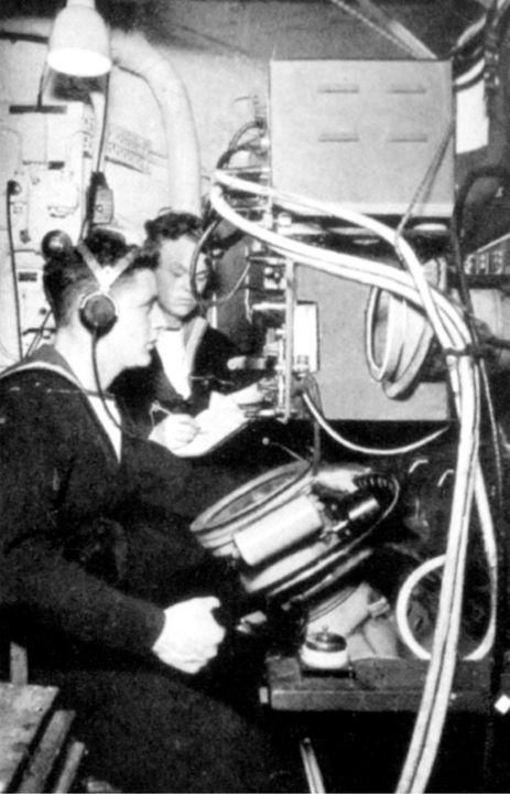 Lợi thế công nghệ mà Hải quân Hoàng gia có được so với Kriegsmarine về hiệu suất radar ngày càng lớn hơn khi chiến tranh tiến triển, khi radar tìm kiếm được tăng cường bằng các dãy radar điều khiển hỏa lực. Ở đây, một đội radar đang vận hành bảng đồ radar tìm kiếm.
