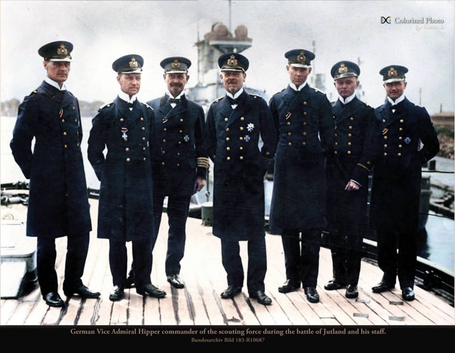 Hipper (ở giữa) cùng dàn nhân sự của mình thuộc lực lượng trình sát hạm đội chủ lực trong trận Jutland.