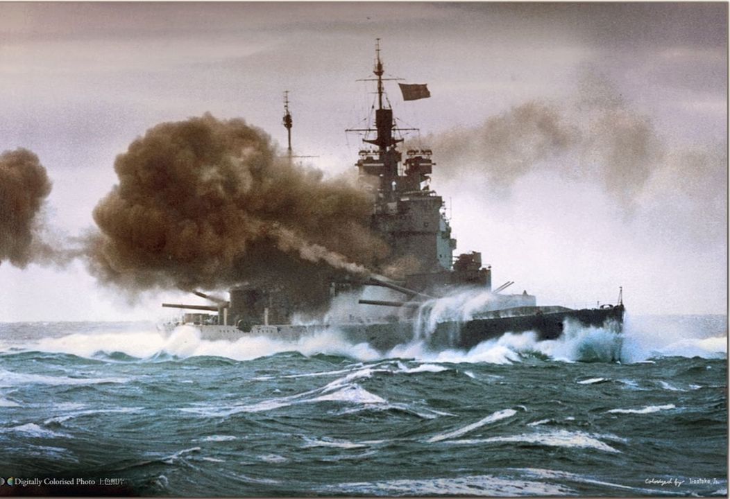 Thiết giáp hạm HMS Duke of York đang khai hỏa bằng pháo chính trong một cuộc tập trận. Hình ảnh giúp thể hiện rõ ràng hơn về hình ảnh con tàu khai hỏa vào KMS Scharnhorst trong trận chiến Mũi Bắc (North Cape).