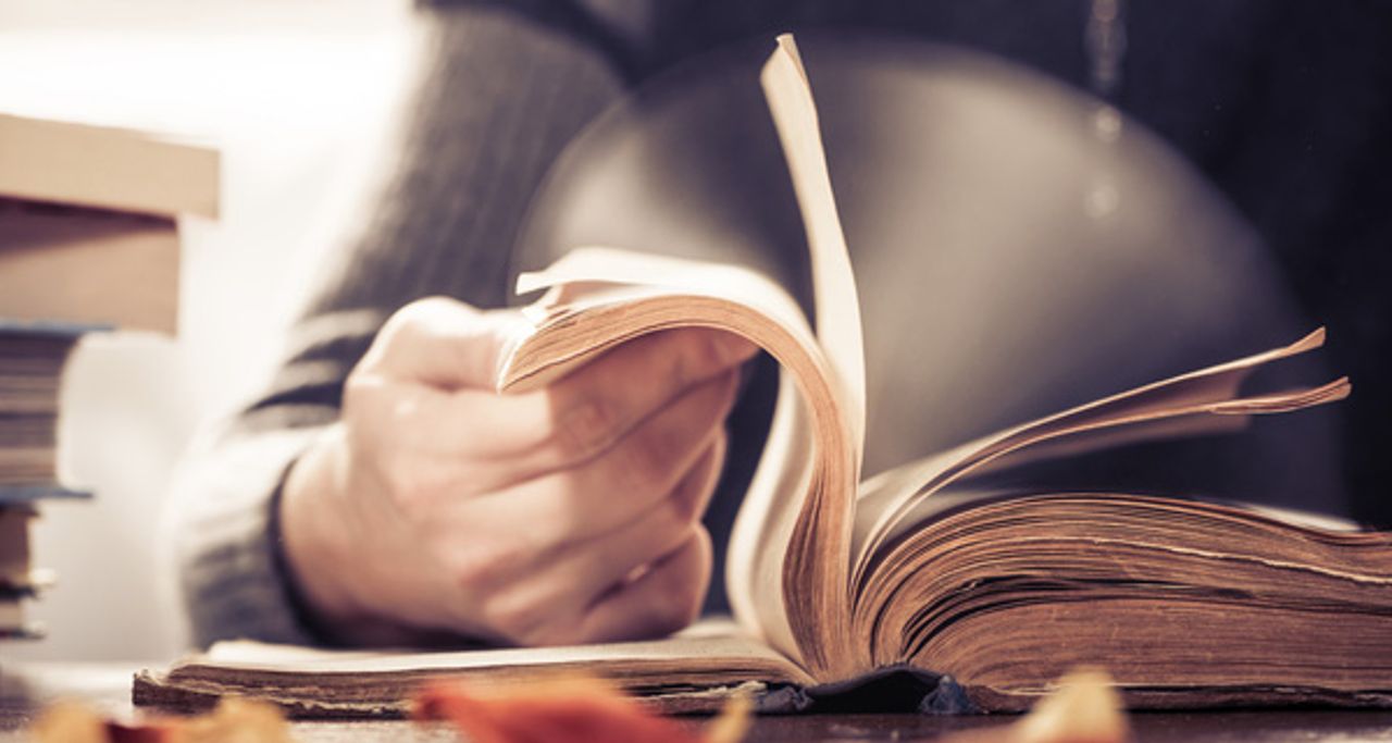 Mình đã chịu khá nhiều hậu quả khi lạm dụng cách đọc này trong công việc. 1 phần nguyên do là vì ở trong quá nhiều nhóm chat, làm việc cùng lúc với nhiều người, nhiều công việc dẫn đến quá tải thông tin. Hoặc do tác giả của tài liệu viết không rõ ràng, mạch lạc, thích chèn thuật ngữ, tiếng Anh vào nữa