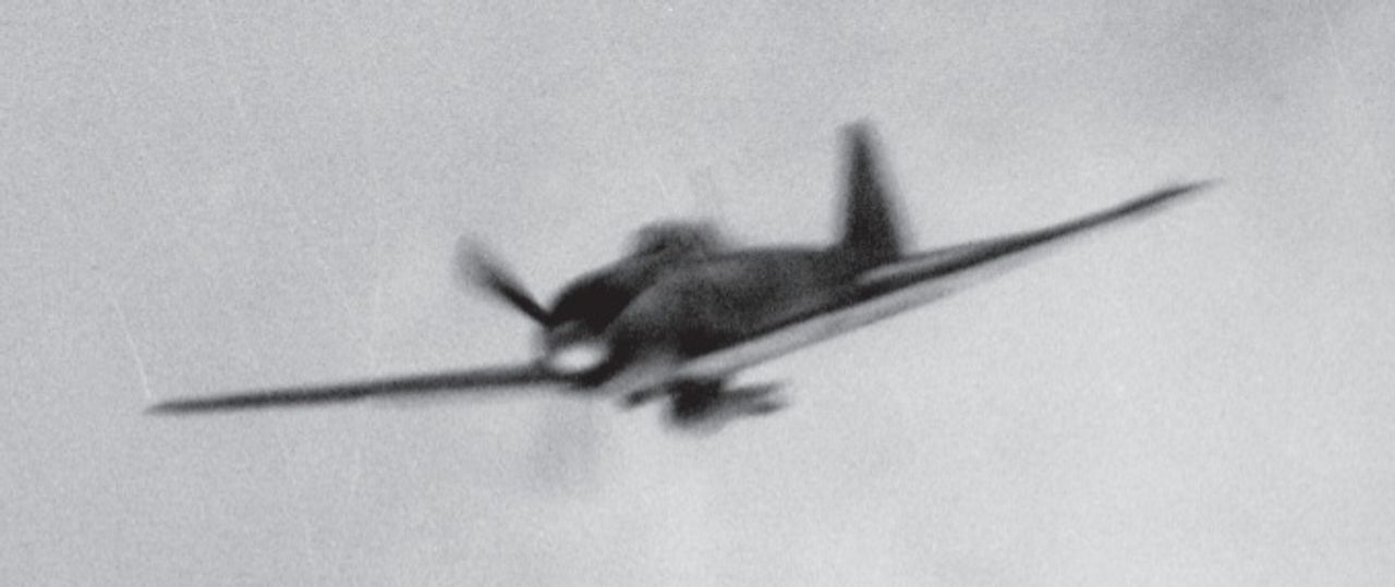 Chiếc A6M5 Zero-sen này, mang theo quả bom nặng 551lb, đang áp dụng kiểu bổ nhào vào mục tiêu. Khi đâm trúng tàu, thiệt hại nghiêm trọng nhất thường do quả bom nổ gây ra, chứ không phải do cú va chạm của máy bay. Việc không có đạn pháo phòng không nổ quanh chiếc Zero-sen cho thấy nó đã khiến mục tiêu bị bất ngờ, trong trường hợp này là tàu sân bay USS Enterprise (CV-6) vào ngày 14 tháng 5 năm 1945. Con tàu bị đánh trúng phía sau thang nâng trước và bị loại khỏi vòng chiến. (via Jim Lansdale)