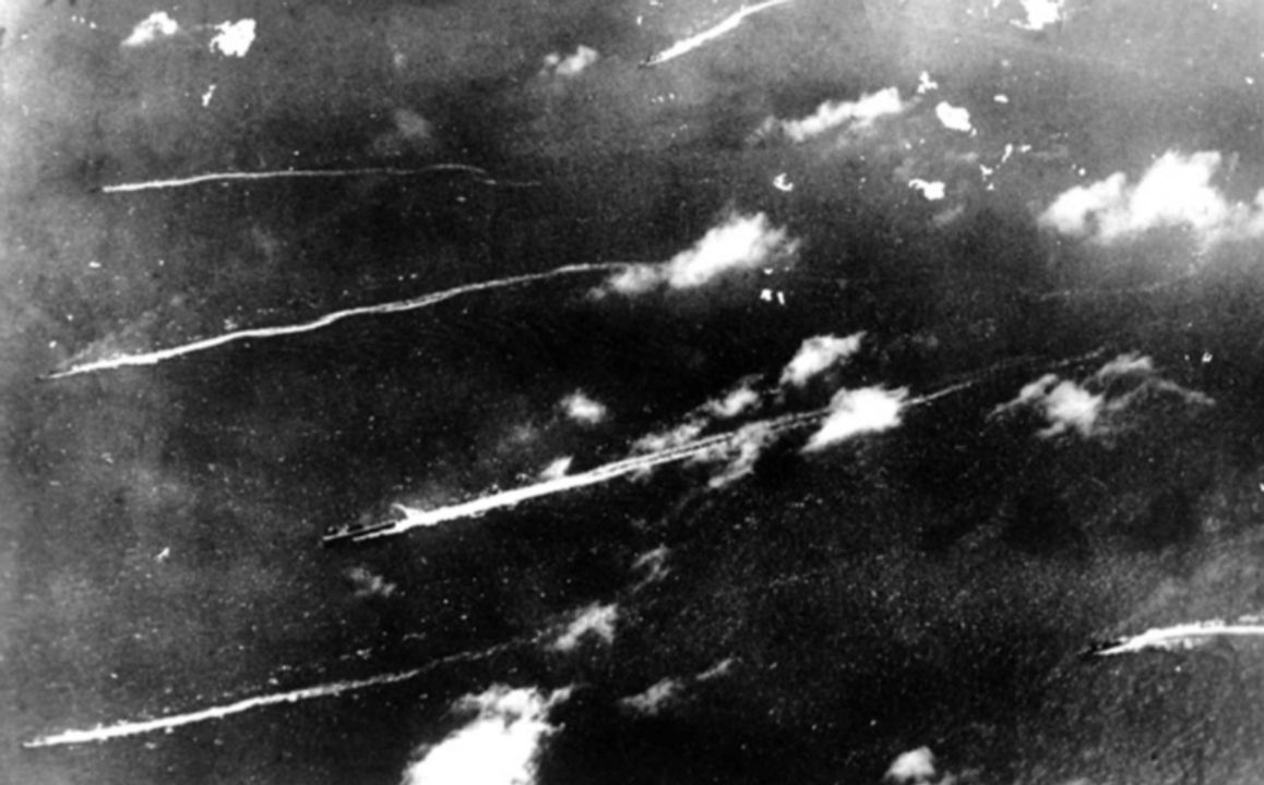 Lực lượng TF 17 của Hải quân Mỹ đã được một máy bay trinh sát Nhật Bản (gần như chắc chắn là một chiếc B5N2) chụp ảnh vào ngày 8 tháng 5 năm 1942, ngay trước khi bị tấn công. Con tàu lớn ở giữa lực lượng tác chiến là tàu sân bay Lexington. (NHHC)